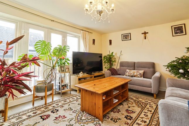 3, Oaklands Close, Leeds photo 2
