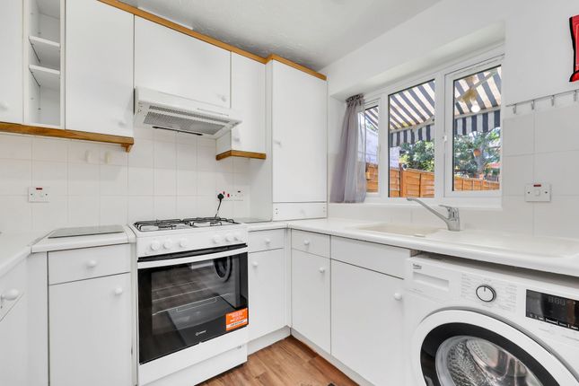 6 Widgeon Close, London photo 4