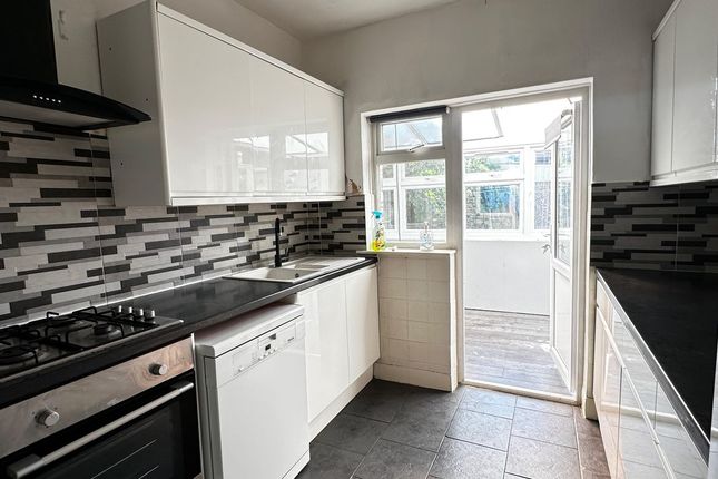 1, Lessington Avenue, Romford photo 2