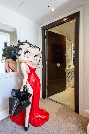 Flat E, 33, Eaton Square, London photo 4