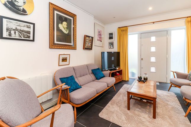 32b Langley Road, Watford photo 2