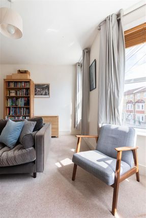 Flat for sale in Claude Road, London