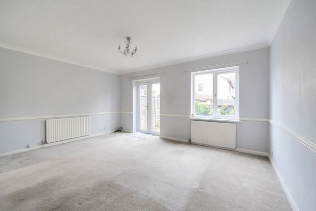 5, Stonebanks, Surrey photo 2