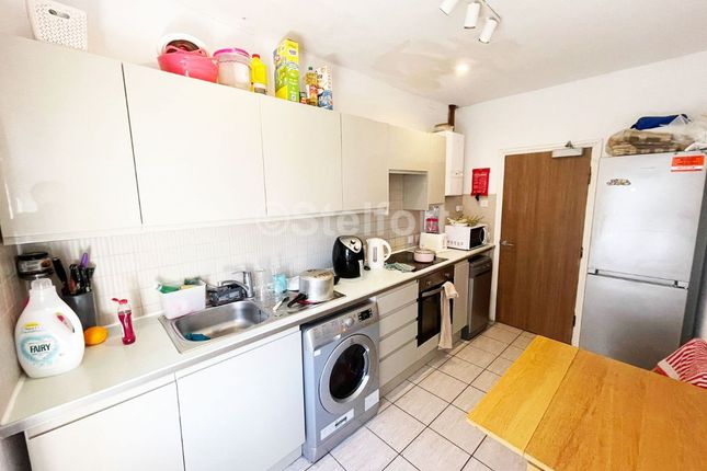 Flat to rent in Mayes Road, London