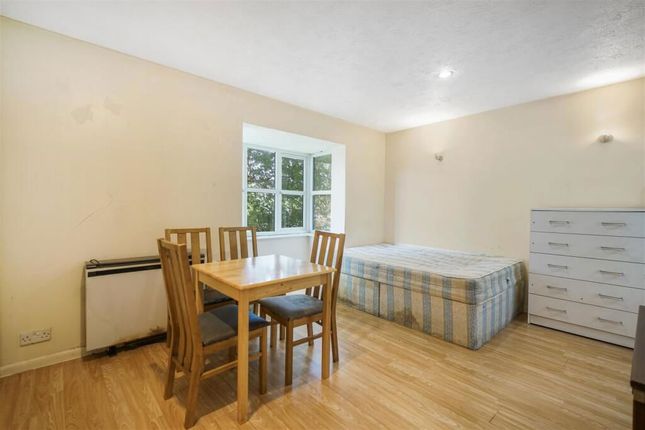 21, Kestrel Close, London photo 2