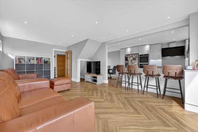 26 Walsham Close, Stevenage, Hertfordshire photo 2