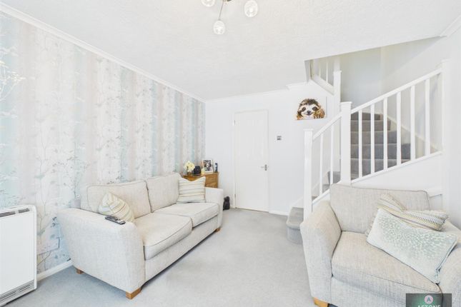 3, Dakin Close, Crawley photo 2