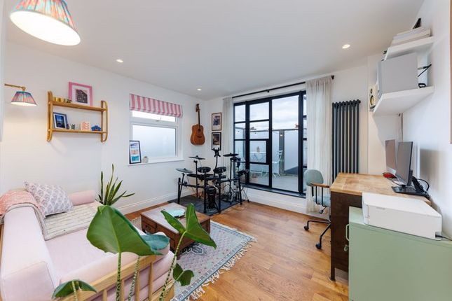 Maisonette for sale in Valetta Road, London