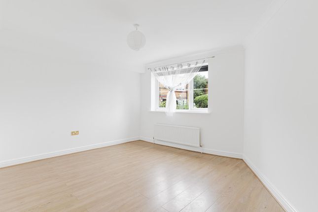 2, Whitworth Crescent, Enfield photo 4