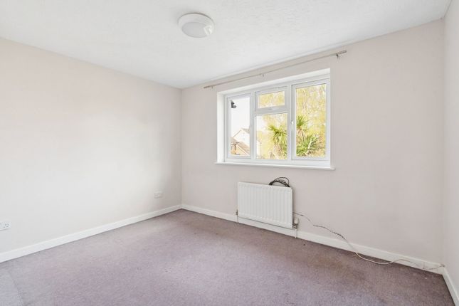 103, Chamberlain Way, Pinner photo 4