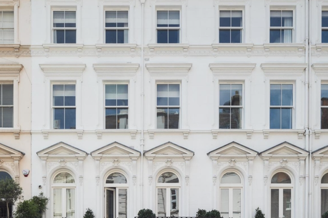 Flat to rent in Prince Of Wales Terrace, Kensington, London