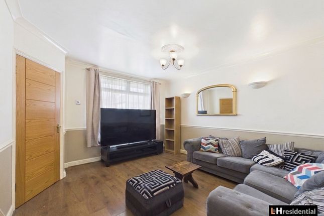 91 Rossington Avenue, Borehamwood photo 3