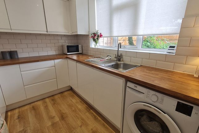 14, Bowling Avenue, West Yorkshire photo 3