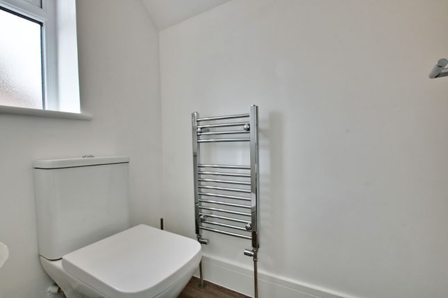 4, Almond Way, Bromley photo 3
