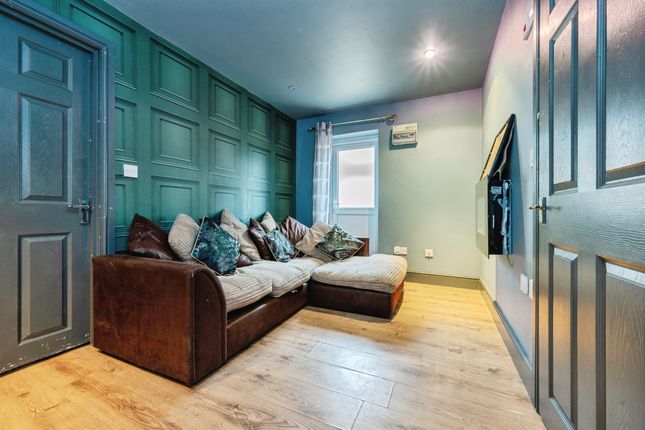 33, Priestleys, Luton photo 2
