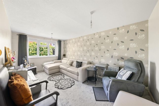 29, Scott Gardens, Hounslow photo 2