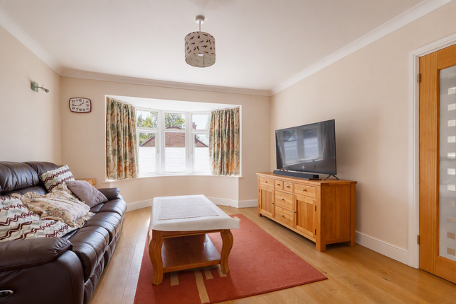 24, New Drive, Buckinghamshire photo 4