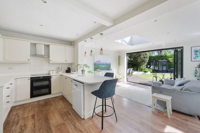 3, Avenue Close, Tadworth photo 2