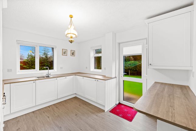 39, Wellington Way, Horley photo 2