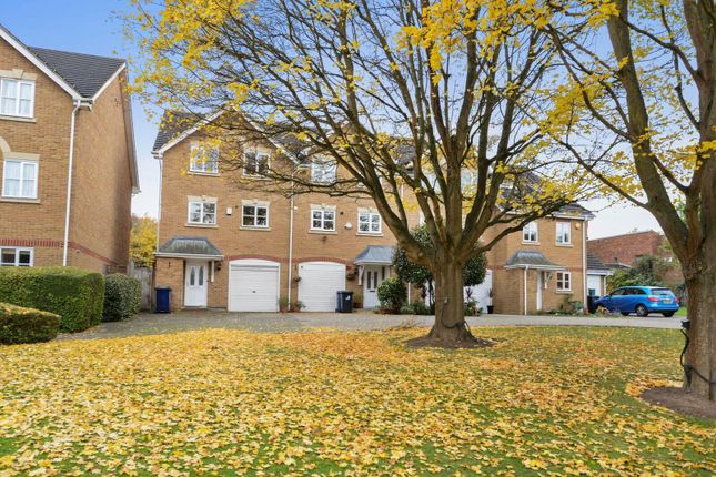 Town house for sale in Chelsea Gardens, Ealing