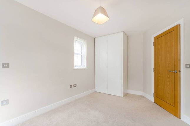 Flat to rent in Kingston Road, New Malden