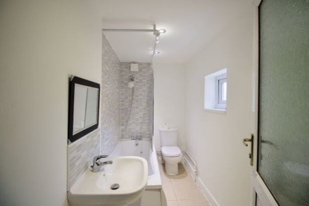 42, Kerrysdale Avenue, Leicester photo 4