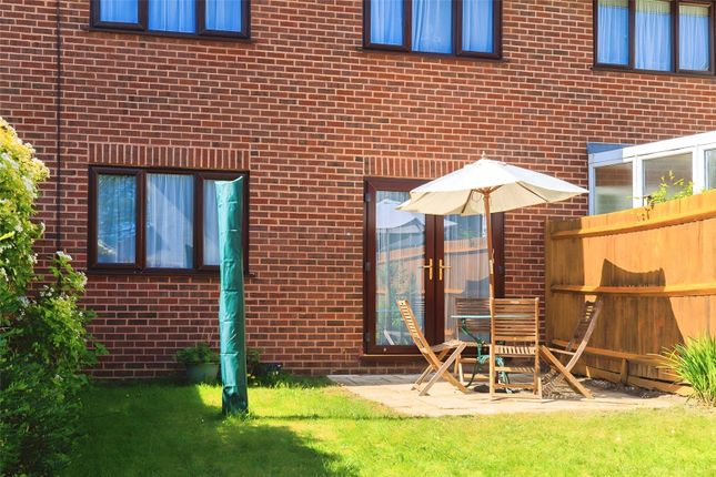 10, Minden Close, Berkshire photo 2