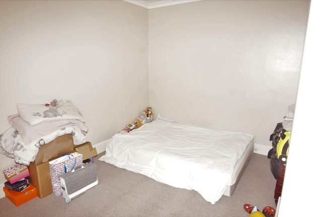 16, Queens Avenue, Watford photo 5