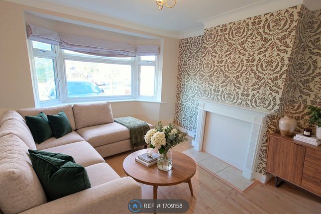 Woodfield Way, Hornchurch photo 4