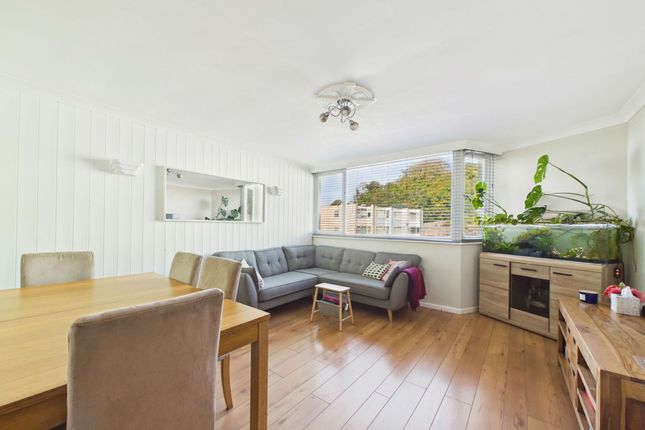 1 Palatine Close, Torquay photo 2