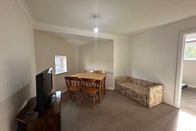 Flat 21, Highfields, 56, Richmond Gardens, Hampshire photo 3