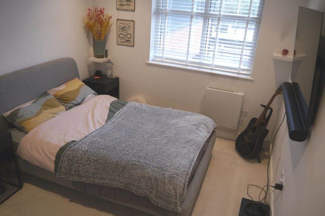 Flat to rent in Great North Road, Hatfield