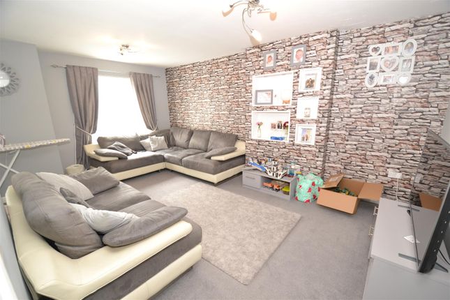 10, College Avenue, Huddersfield photo 4