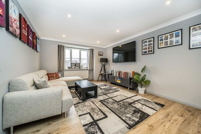 Thumbnail Flat for sale in Arborfield Close, London