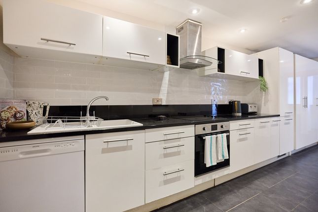 Garden Flat, 160, Holland road, London photo 3