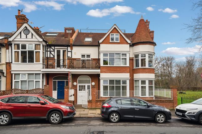 Flat to rent in Southfield Road, London