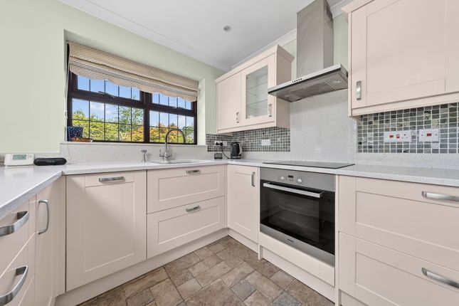 24, Weston Lea, West Horsley photo 4