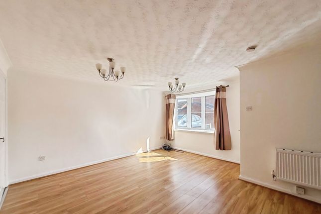 27, Jay Park Crescent, Kidderminster photo 2