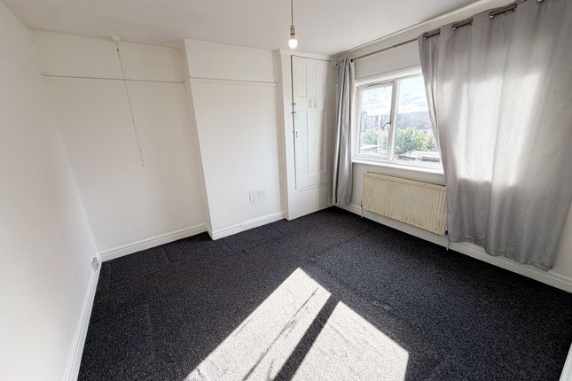 17 Springfield Drive, Ilford photo 4