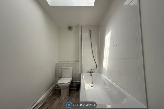 Flat, Upper Green East, Mitcham photo 3