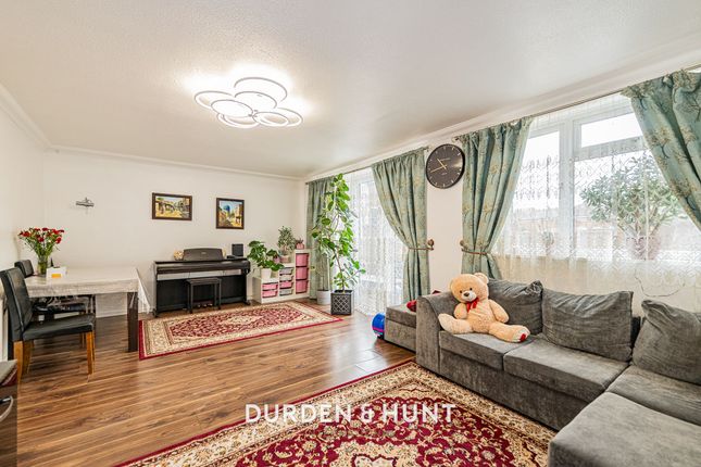 61 Victor Close, Hornchurch photo 2