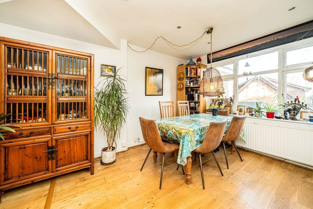 11, Newton Avenue, London photo 4