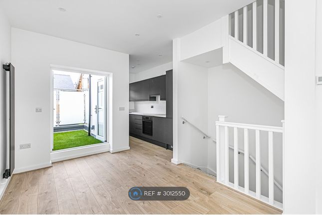 B Service Road, Corrie Road, Addlestone photo 5