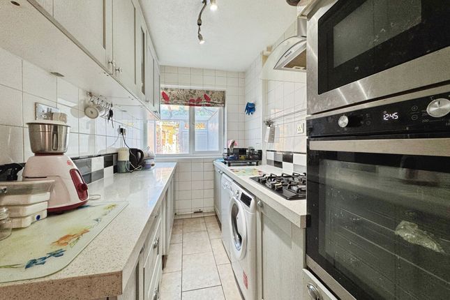 12 Trevor Gardens, Edgware photo 3