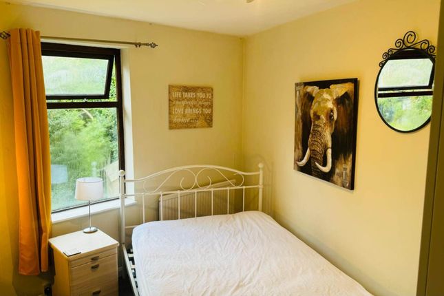 Room 3, Sycamore Road, Guildford photo 3