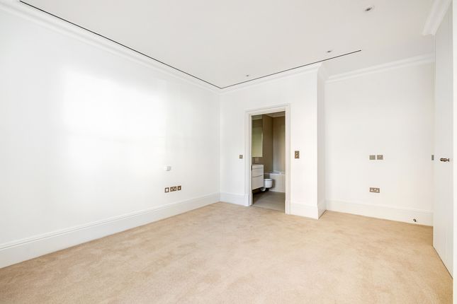 Flat to rent in Wycombe Square, London