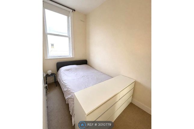1-bed house on A Hazlitt Road, London, £900/mo