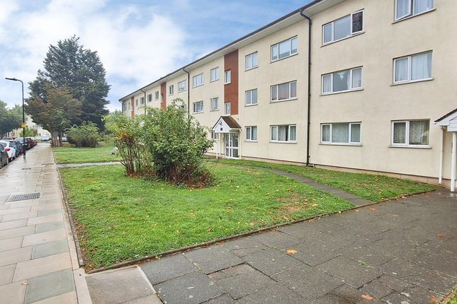Byron Way, Northolt photo 4