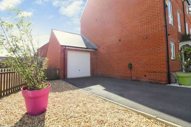 Town house for sale in Kingsman Drive, Botley