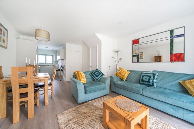 5, Hawthorn Road, Chertsey photo 4